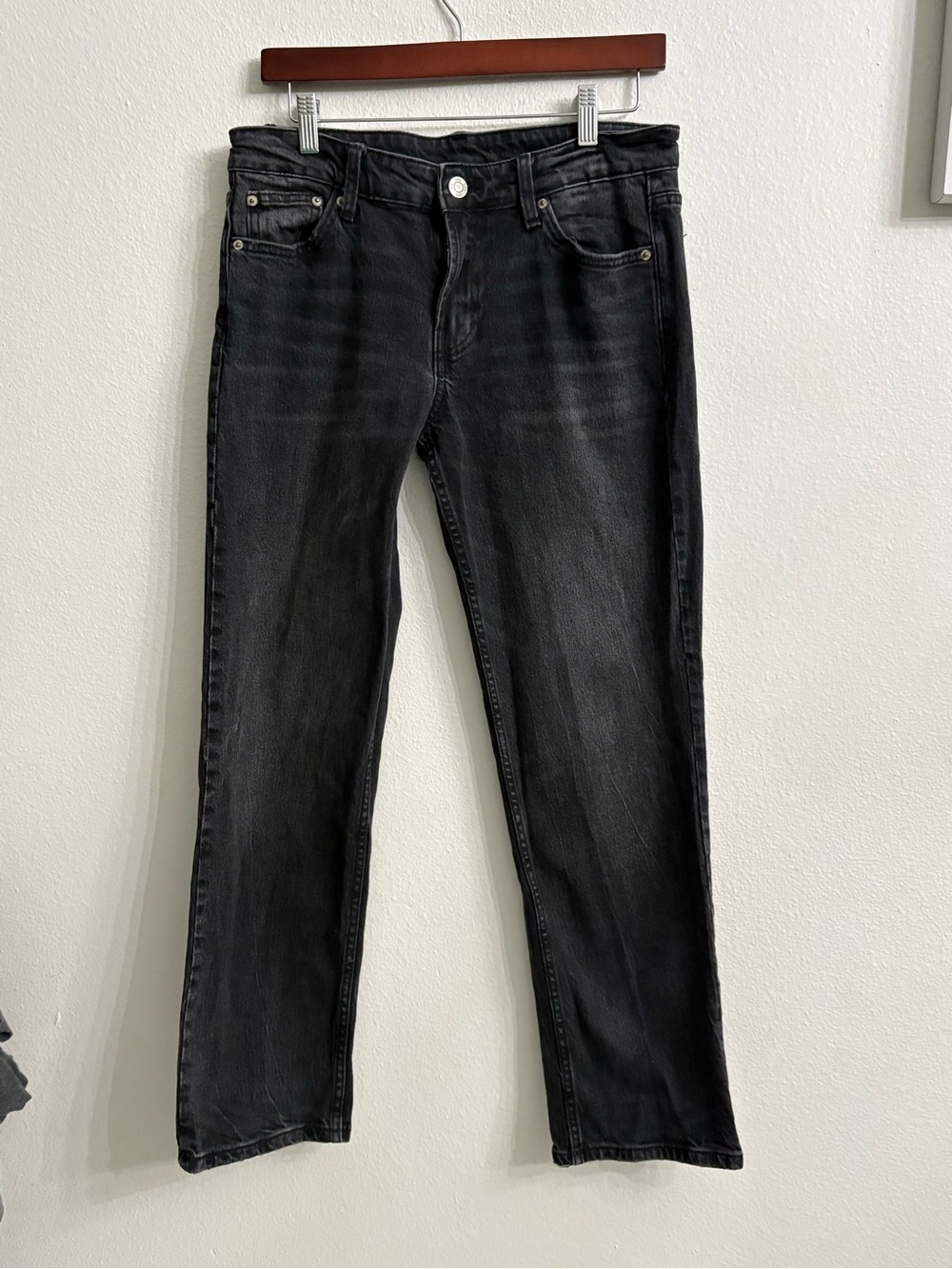 LOW-RISE - SLIM
Low-rise jeans with belt loops and five pockets.